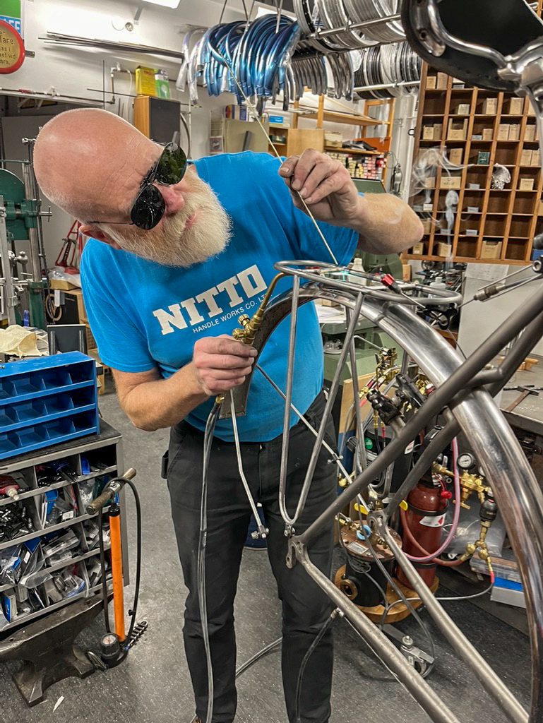 Anders arbetar med en cykelram