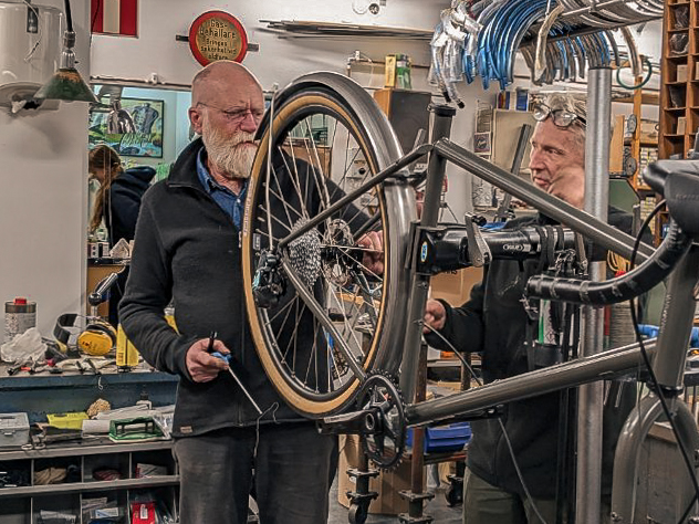 Anders och en kund vid en cykel inne i butiken