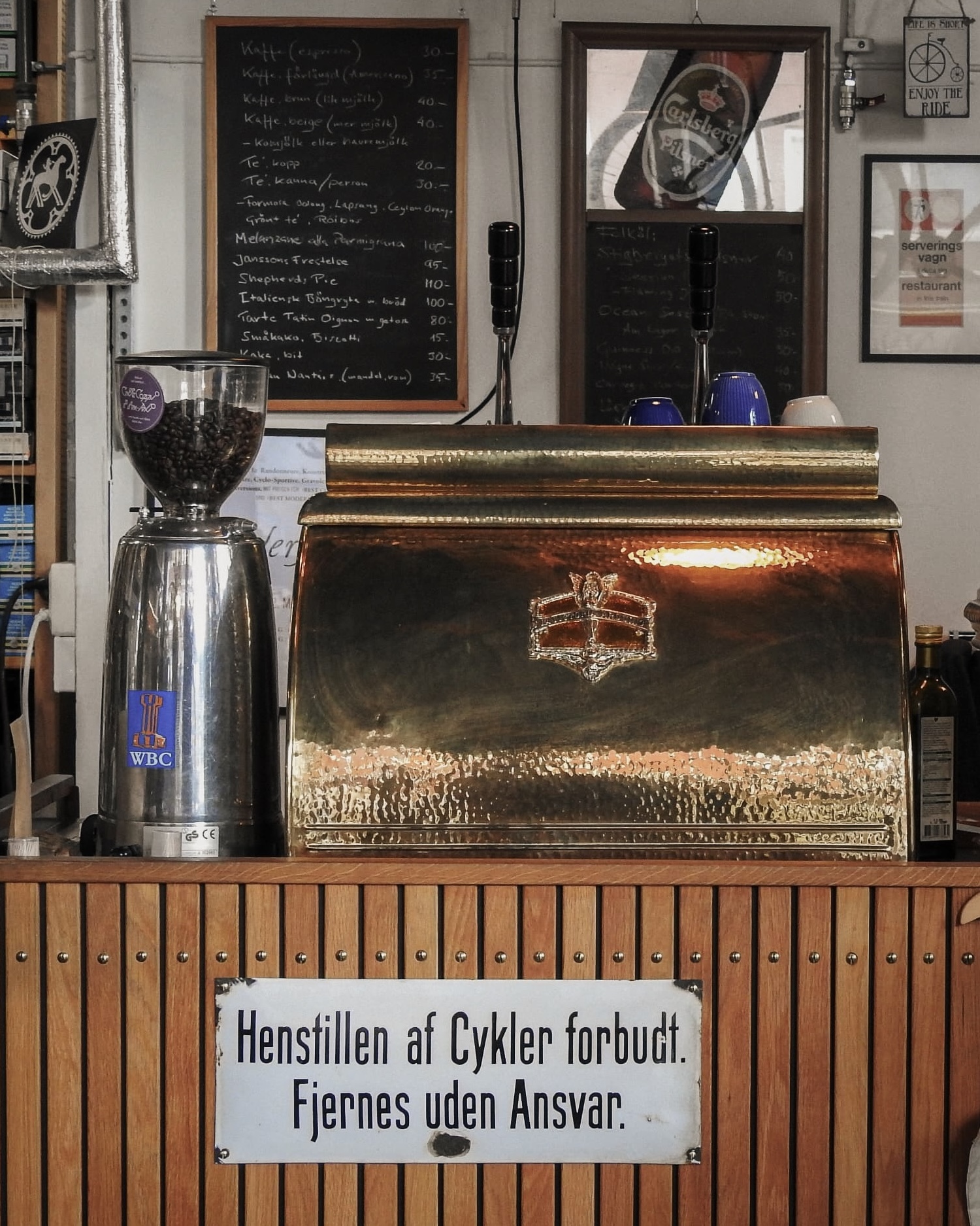 Espressomaskin i mässing bakom kafédisken