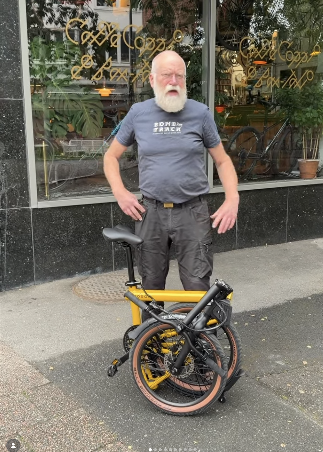 Veloform på Instagram, hopfällbar cykel utanför butiken