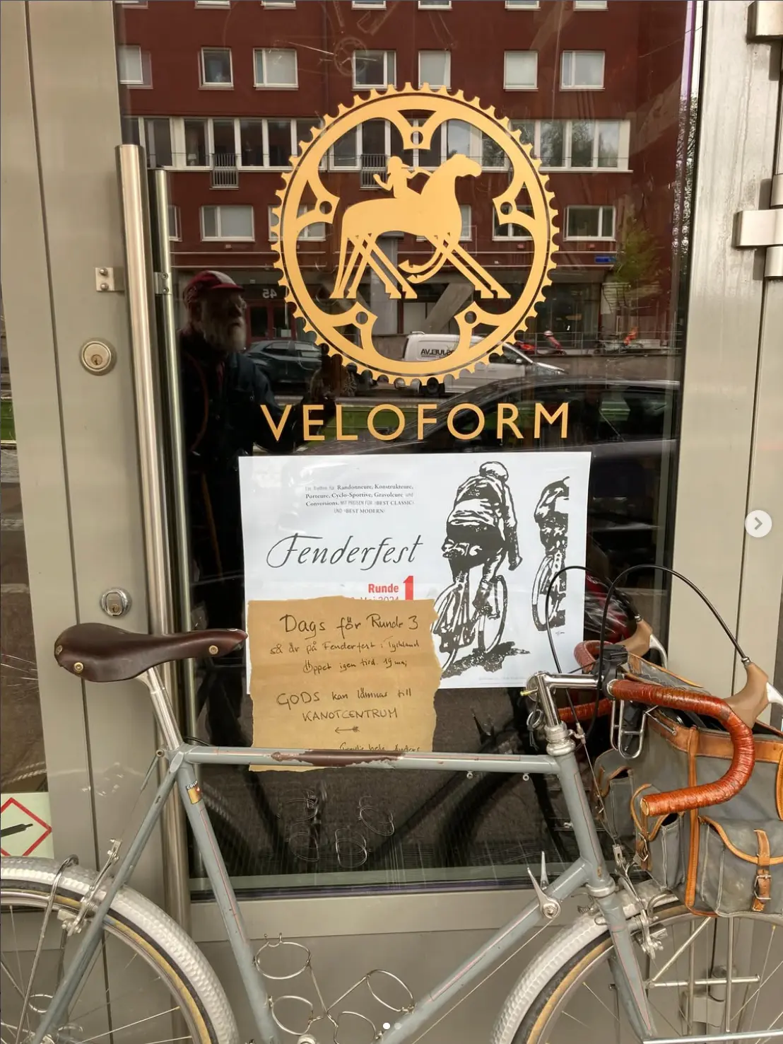 Veloform på Instagram, butiksdörren med Fenderfest-affisch