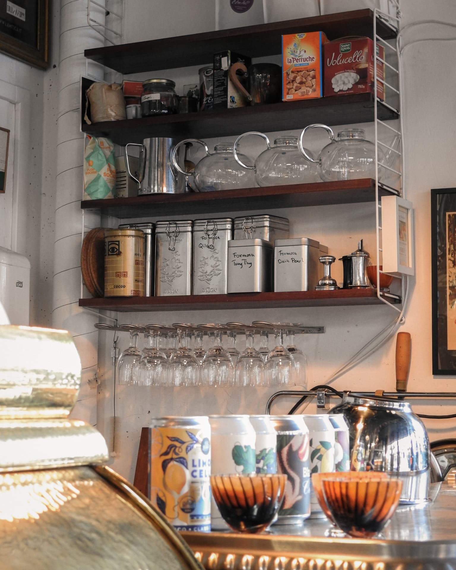 Hyllor med teburkar, glas och detaljer